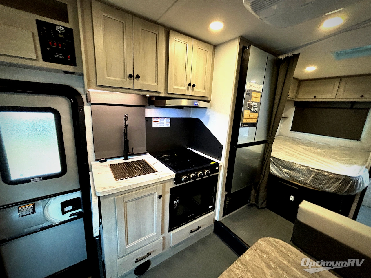 2027 Forest River Sunseeker 23504X4 Photo 6
