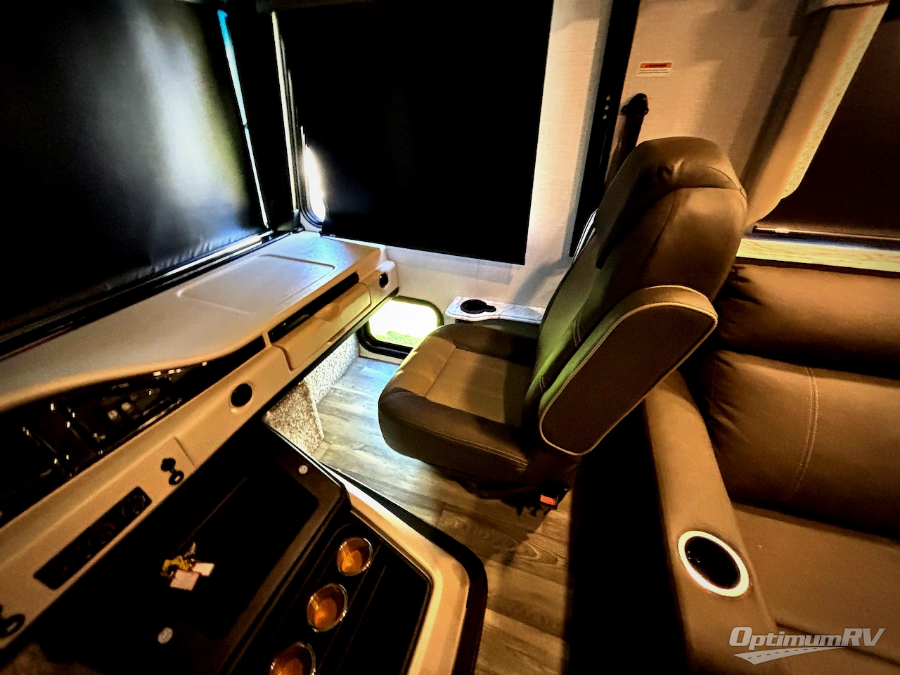 2024 Fleetwood Flair 32N Photo 9