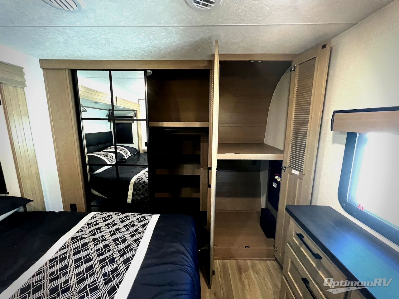 2025 KZ Durango D341RPT Photo 18