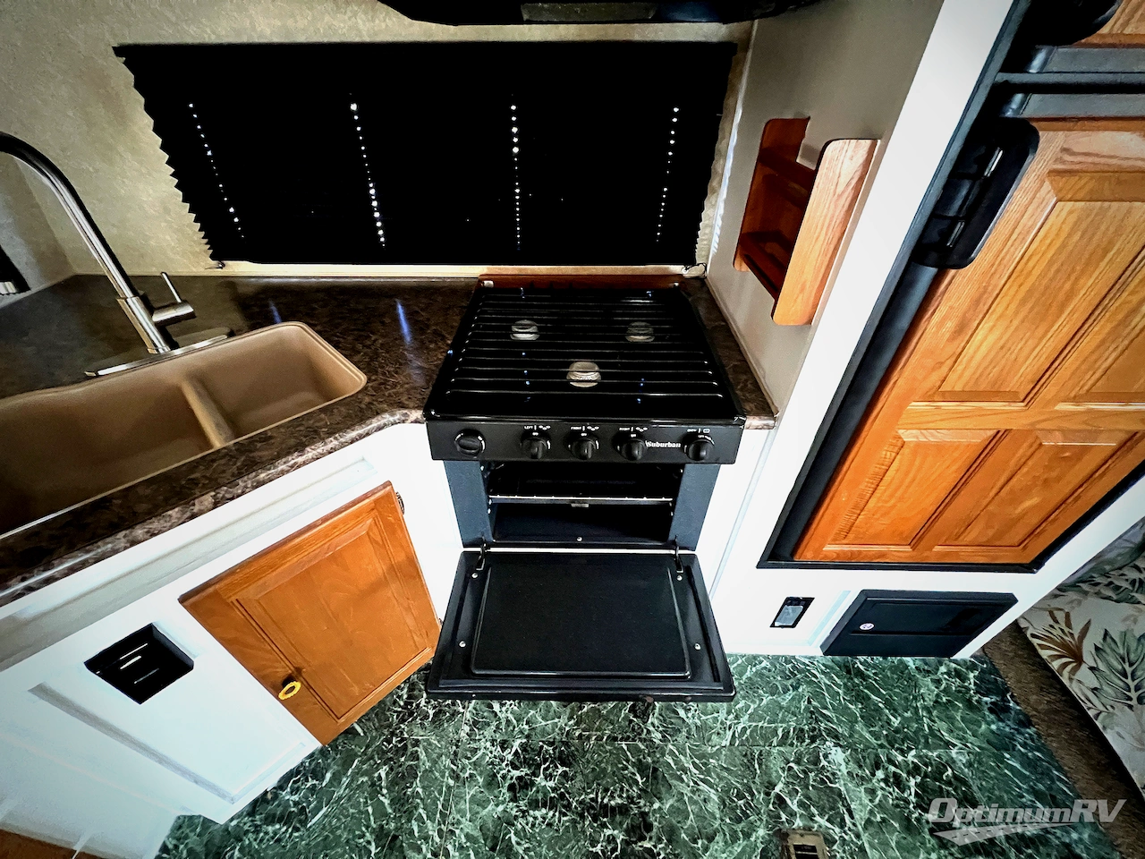 2010 Forest River Rockwood Signature Ultra Lite 8315BSS Photo 9