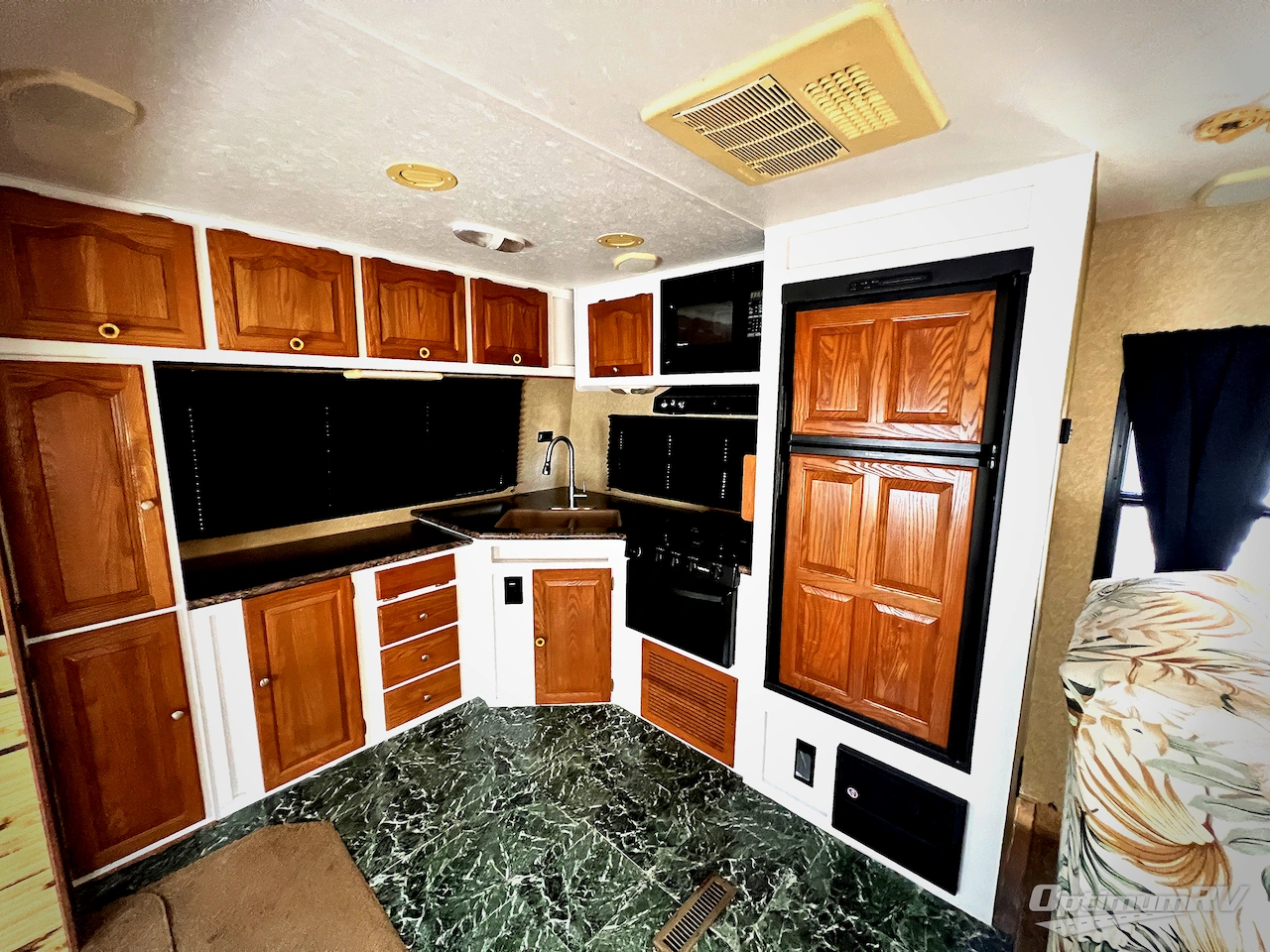 2010 Forest River Rockwood Signature Ultra Lite 8315BSS Photo 6