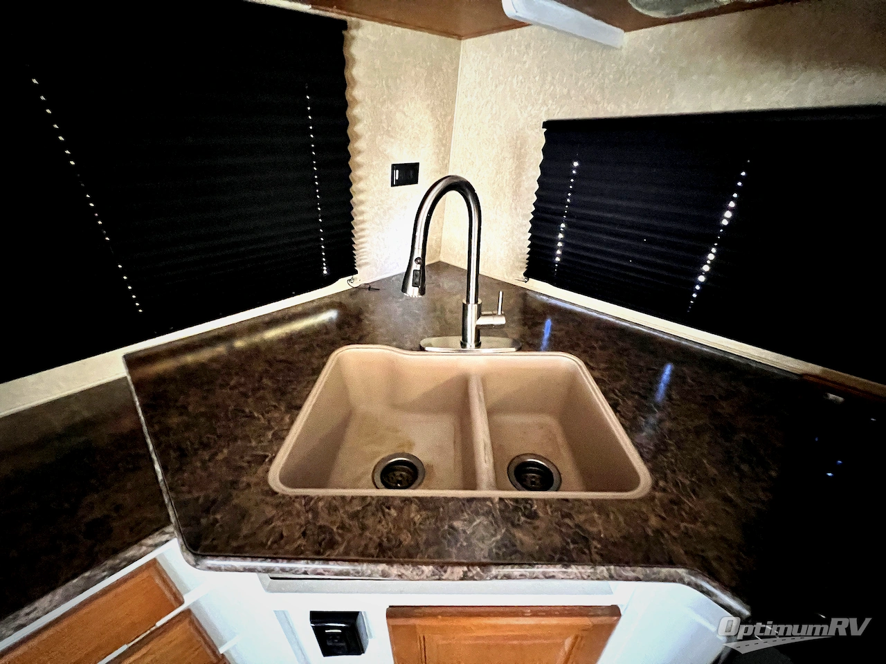 2010 Forest River Rockwood Signature Ultra Lite 8315BSS Photo 7