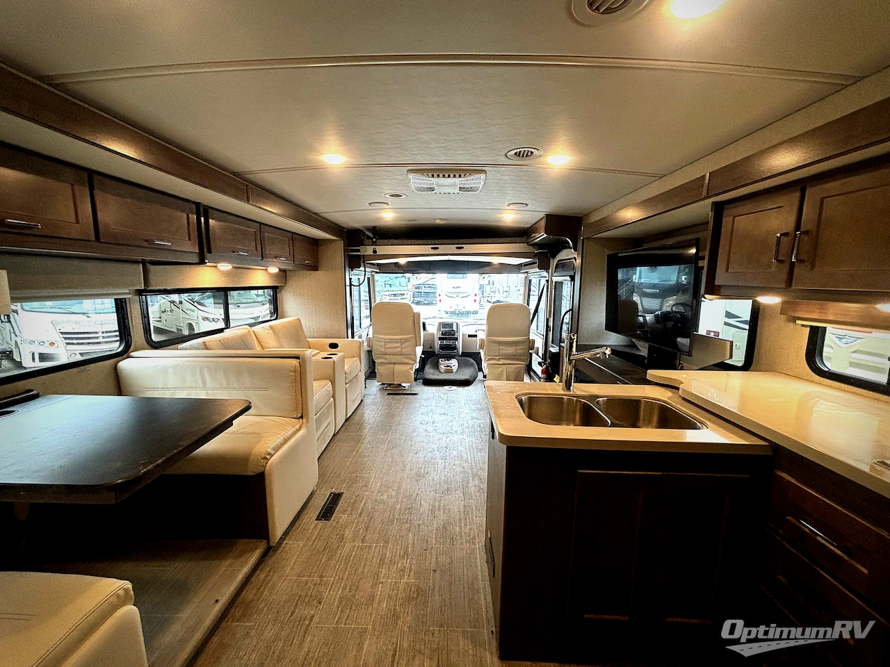 2022 Winnebago Adventurer 36Z Photo 5