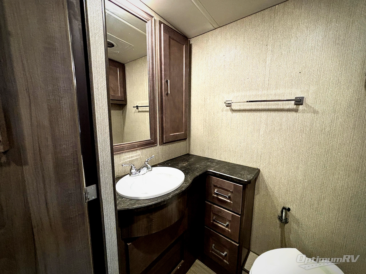 2022 Winnebago Adventurer 36Z Photo 13