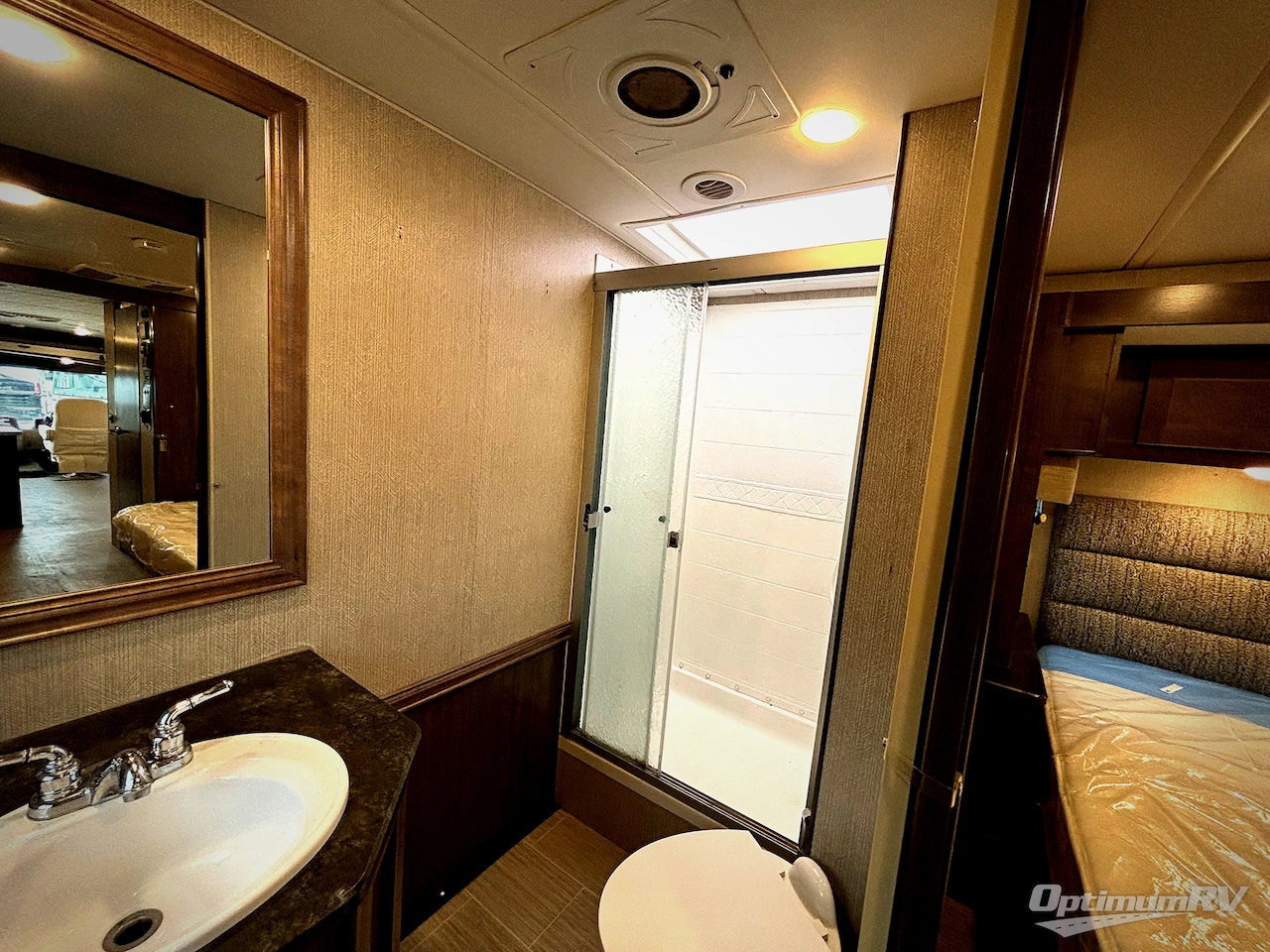 2022 Winnebago Adventurer 36Z Photo 16