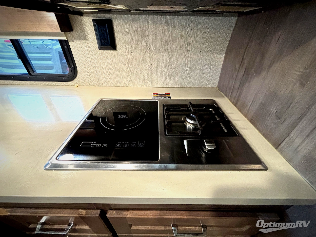 2022 Winnebago Adventurer 36Z Photo 21