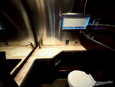 2017 Airstream Classic 30 RV Photo 4