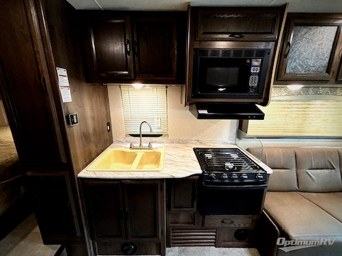 2018 Coachmen Freelander 26RS Chevy 4500 RV Photo 2