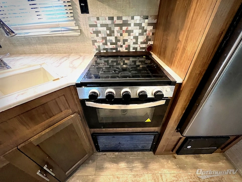 2020 Gulf Stream Kingsport 301TB RV Photo 3