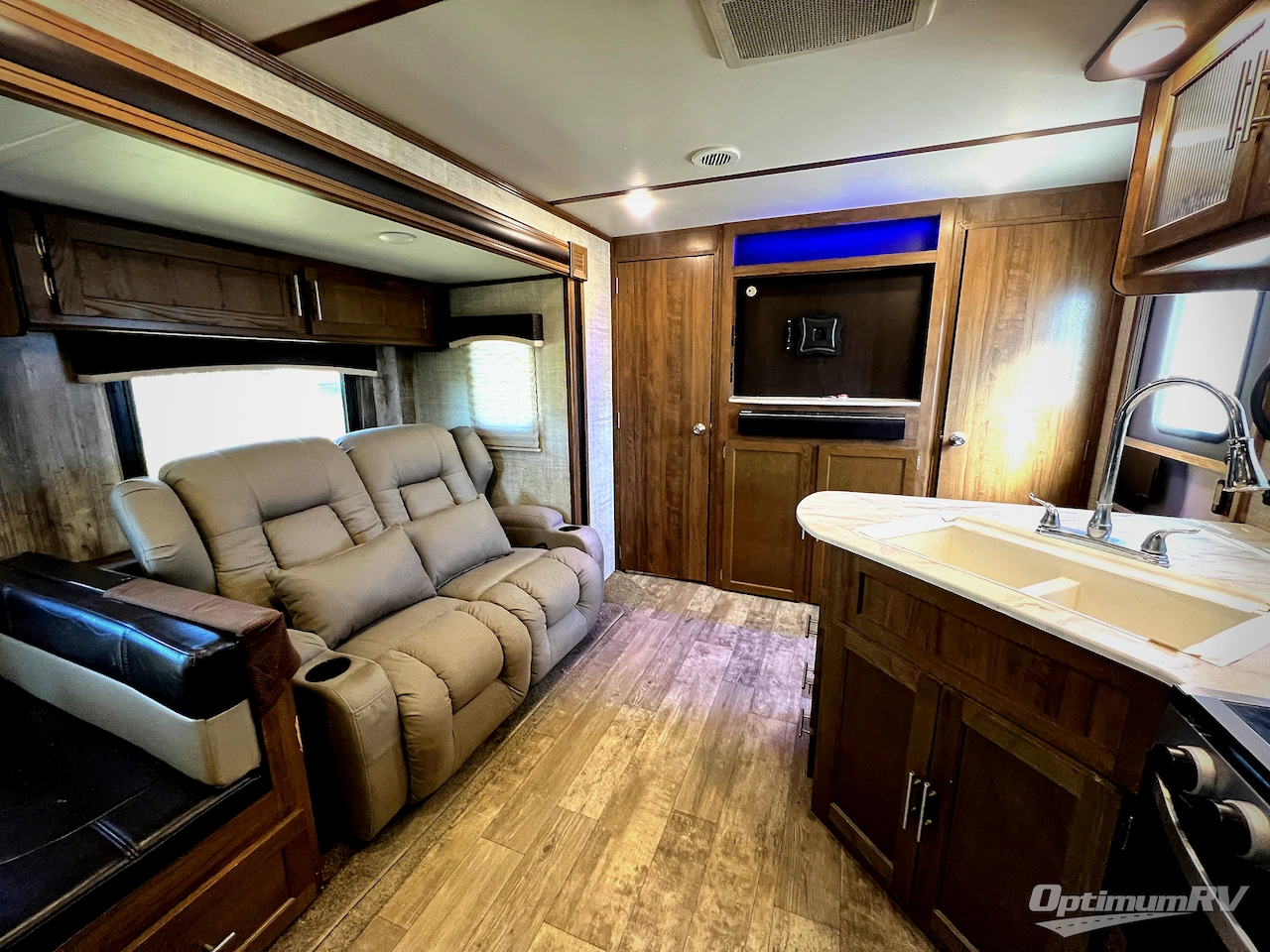 2020 Gulf Stream Kingsport 301TB Photo 6