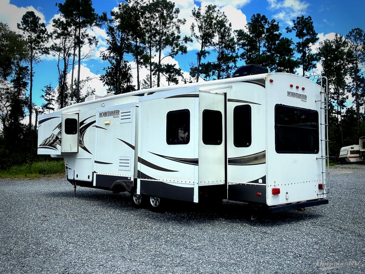2013 Keystone Mountaineer 362RLQ Photo 16