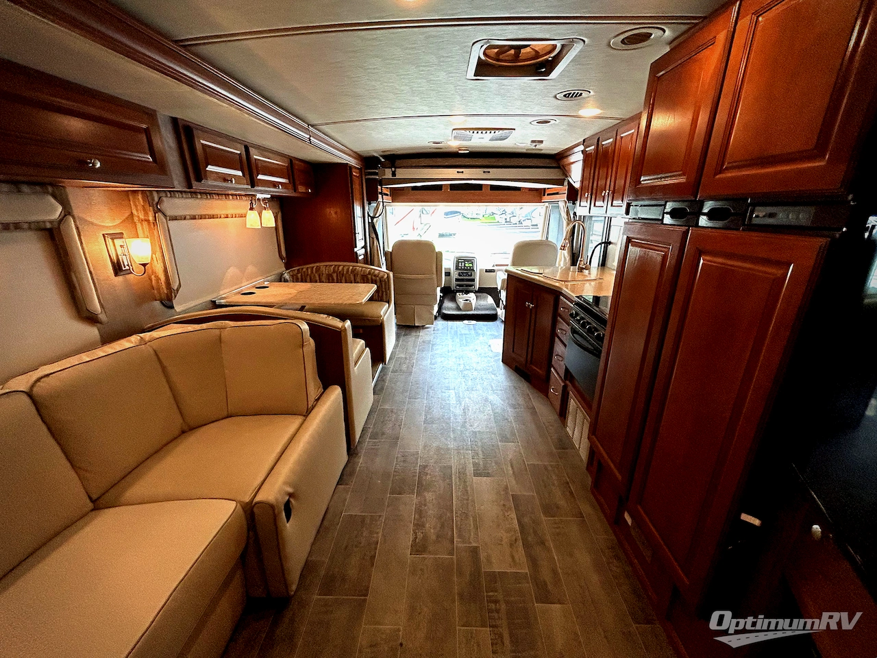 2019 Winnebago Sunstar LX 35F Photo 3
