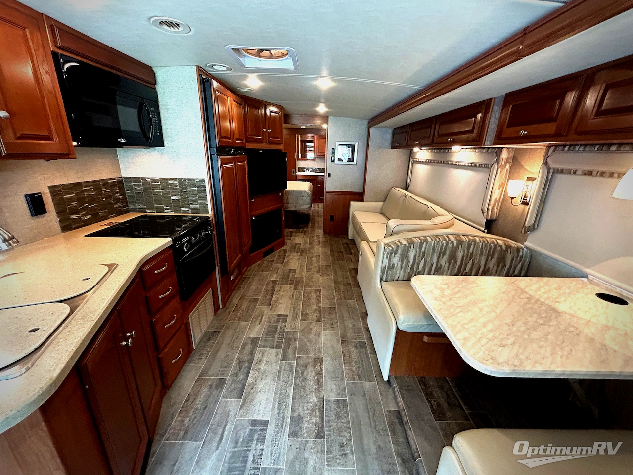 2019 Winnebago Sunstar LX 35F Photo 4