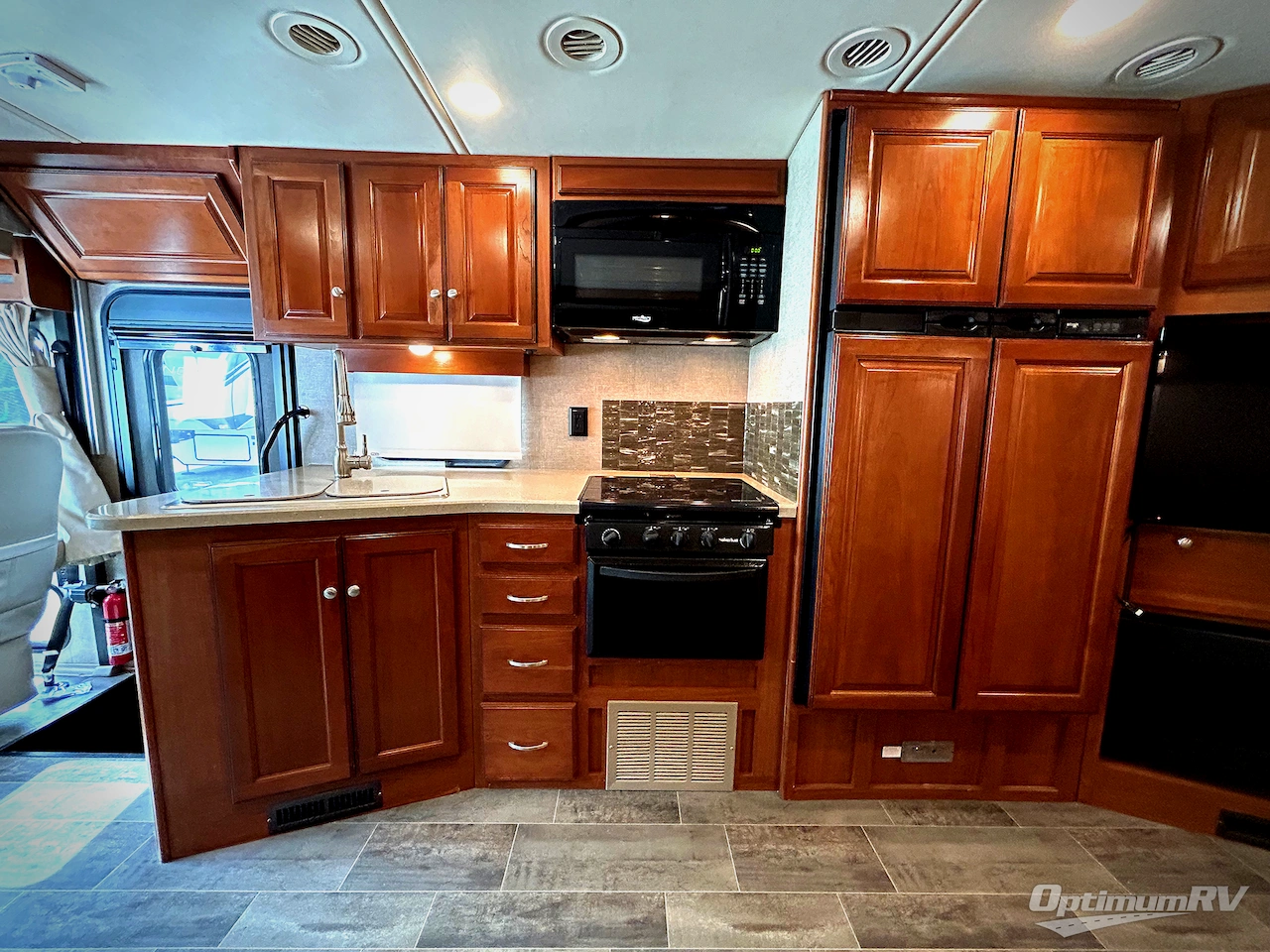 2019 Winnebago Sunstar LX 35F Photo 5
