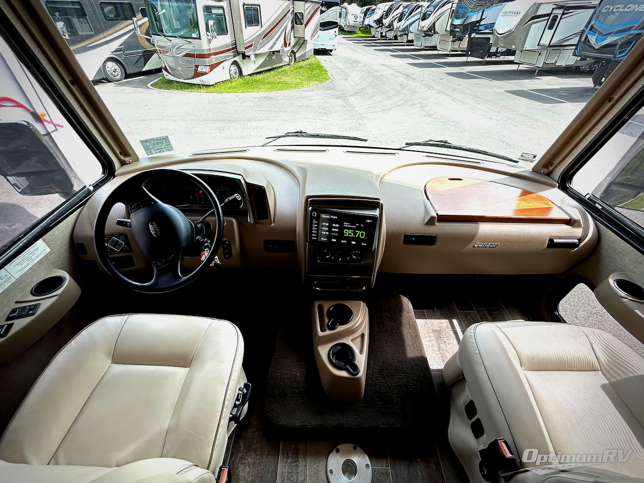 2019 Winnebago Sunstar LX 35F Photo 7