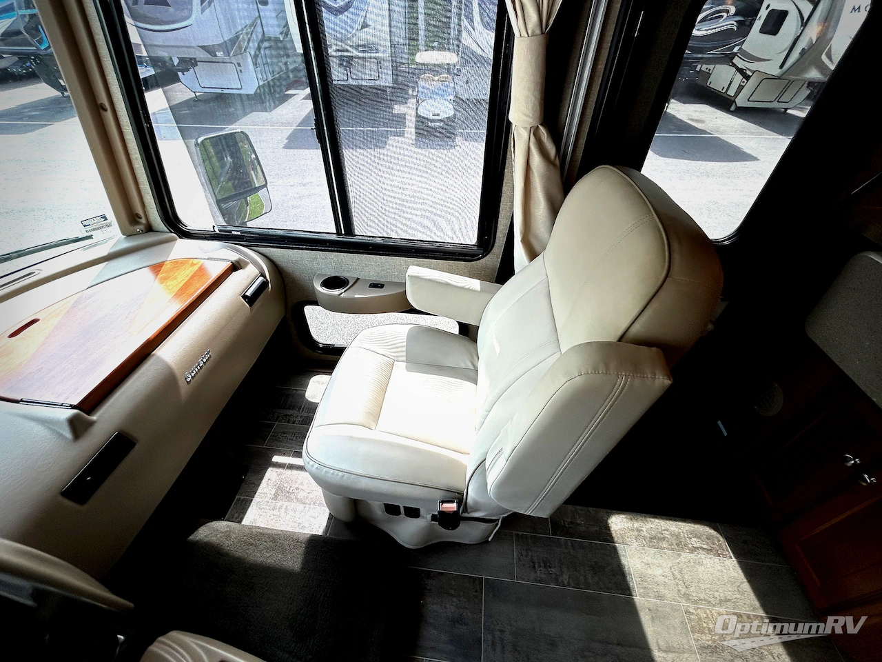 2019 Winnebago Sunstar LX 35F Photo 8