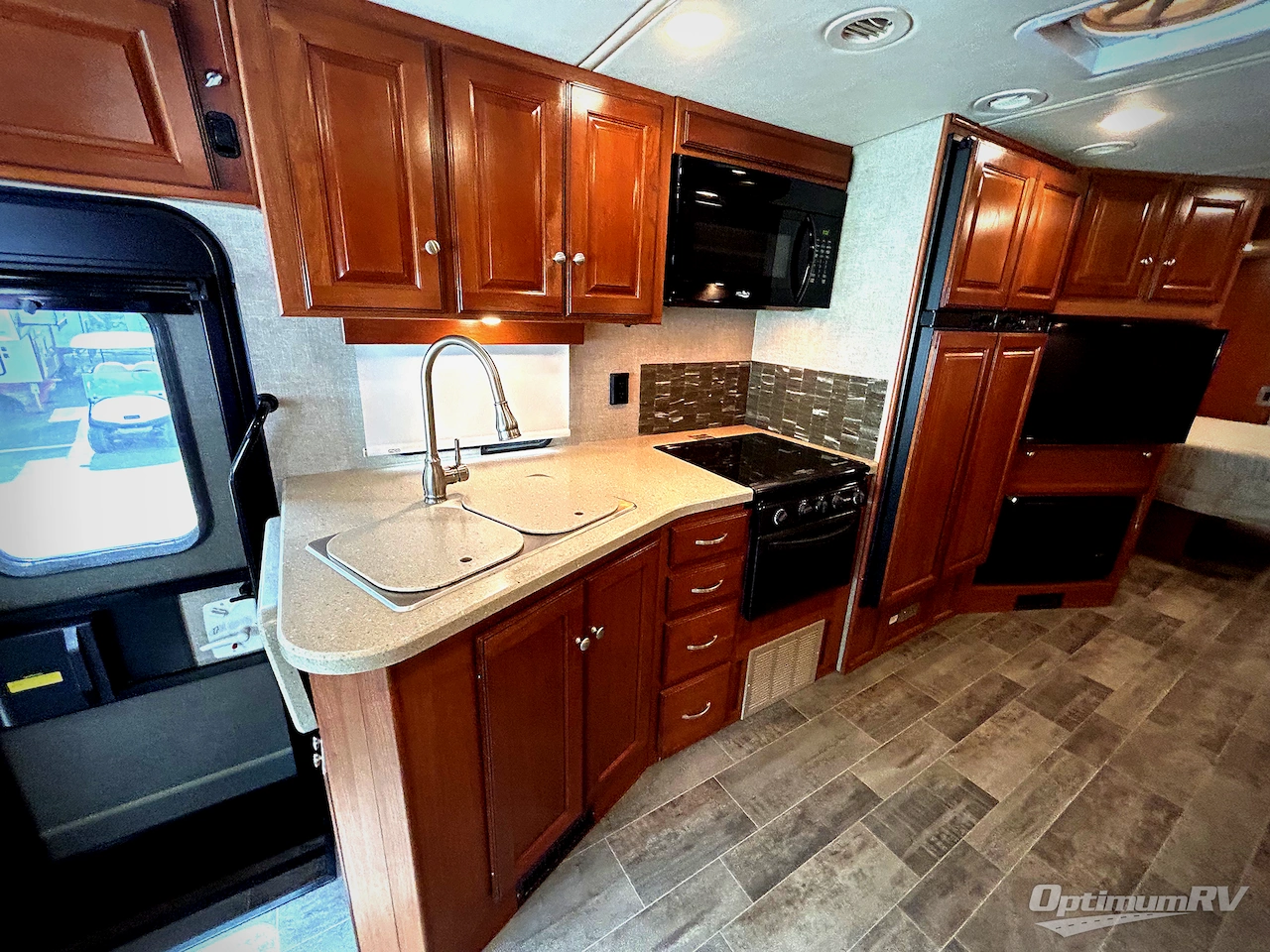 2019 Winnebago Sunstar LX 35F Photo 9