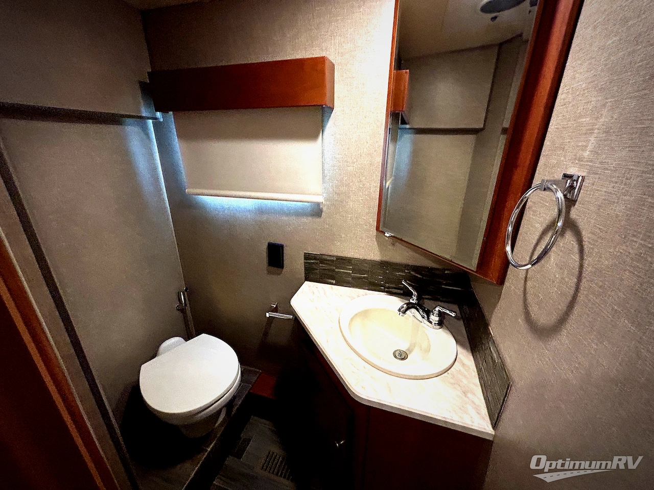 2019 Winnebago Sunstar LX 35F Photo 13