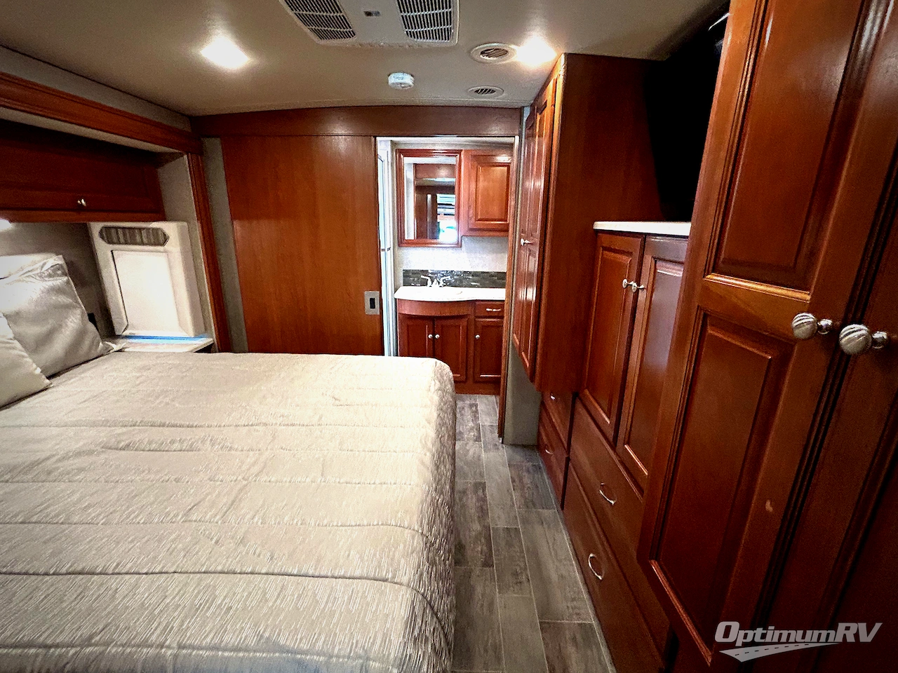 2019 Winnebago Sunstar LX 35F Photo 14