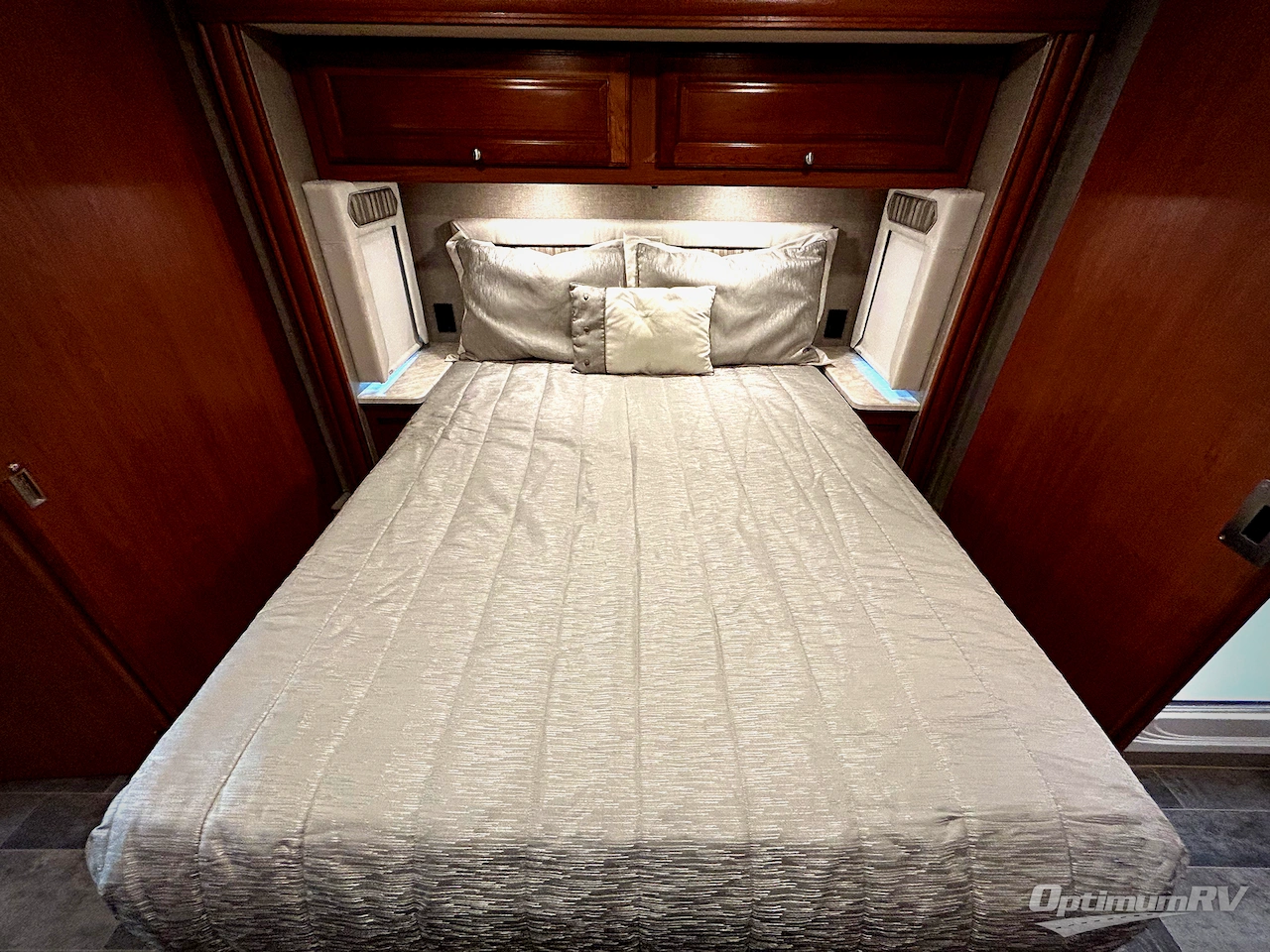 2019 Winnebago Sunstar LX 35F Photo 15