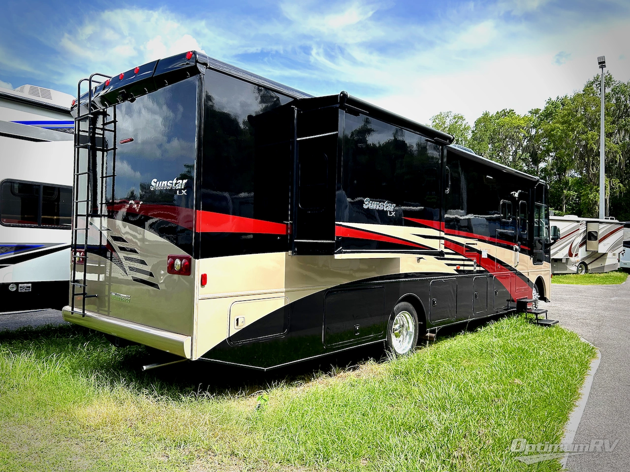 2019 Winnebago Sunstar LX 35F Photo 2