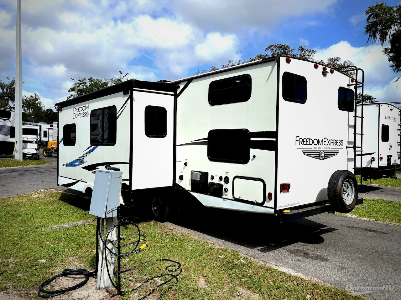 2020 Coachmen Freedom Express Liberty Edition 292BHDSLE Photo 3
