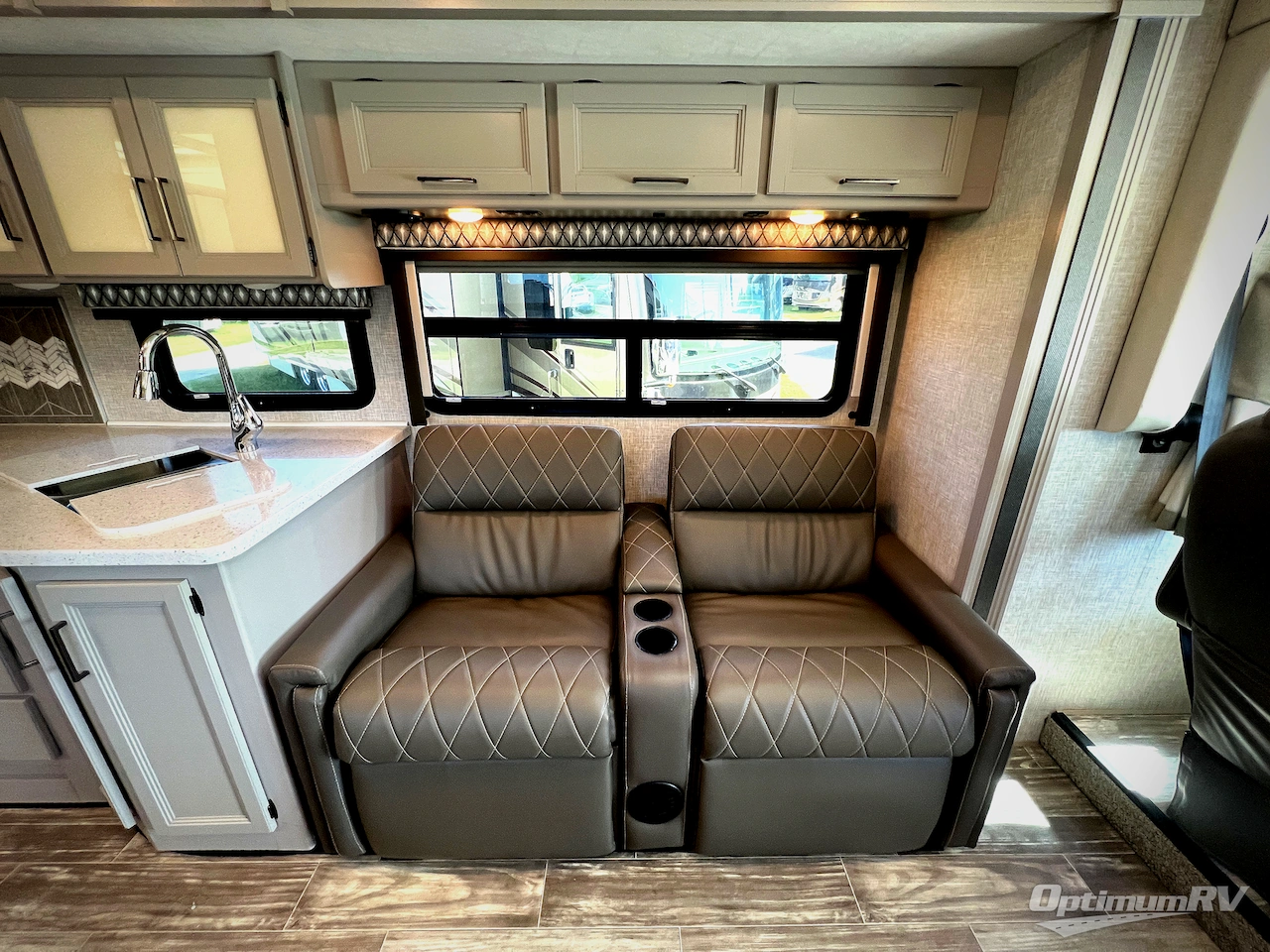 2022 Thor Hurricane 29M Photo 10