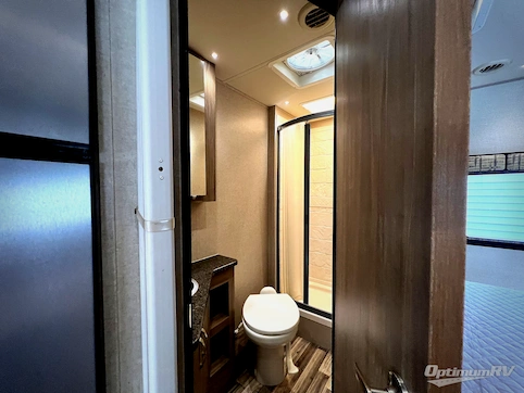 2017 Dynamax isata 3 24FW RV Photo 4