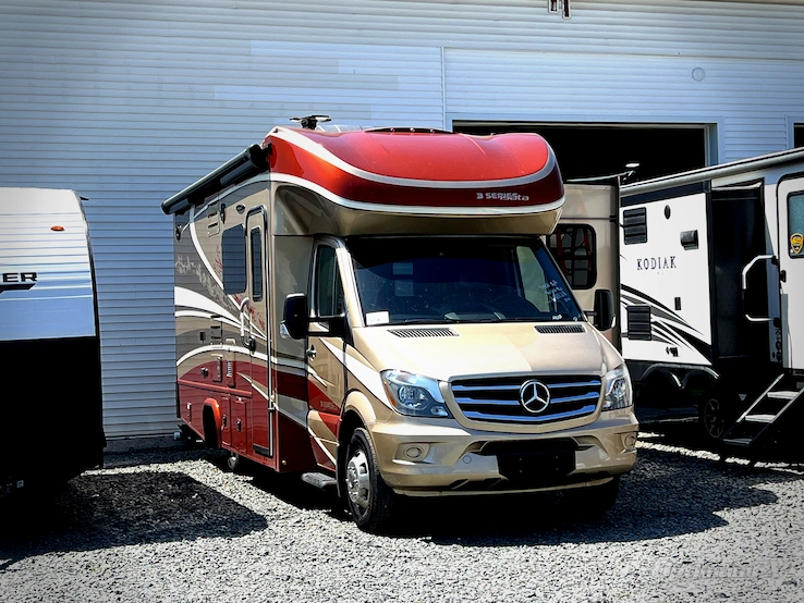 2017 Dynamax isata 3 24FW RV Photo 1