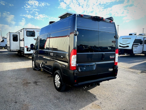 2022 Thor Rize 18M RV Photo 2