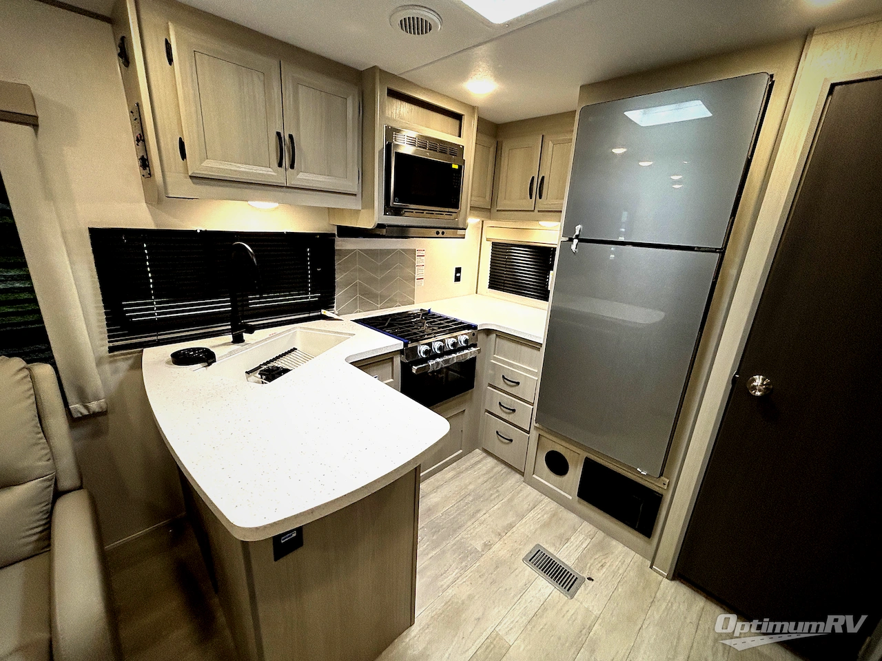 2027 Coachmen Catalina Legacy Edition 283RKS Photo 5
