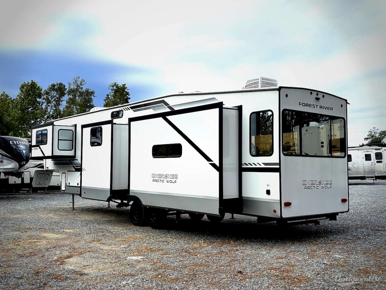 2025 Forest River Cherokee Arctic Wolf Suite 3650SUITE Photo 3