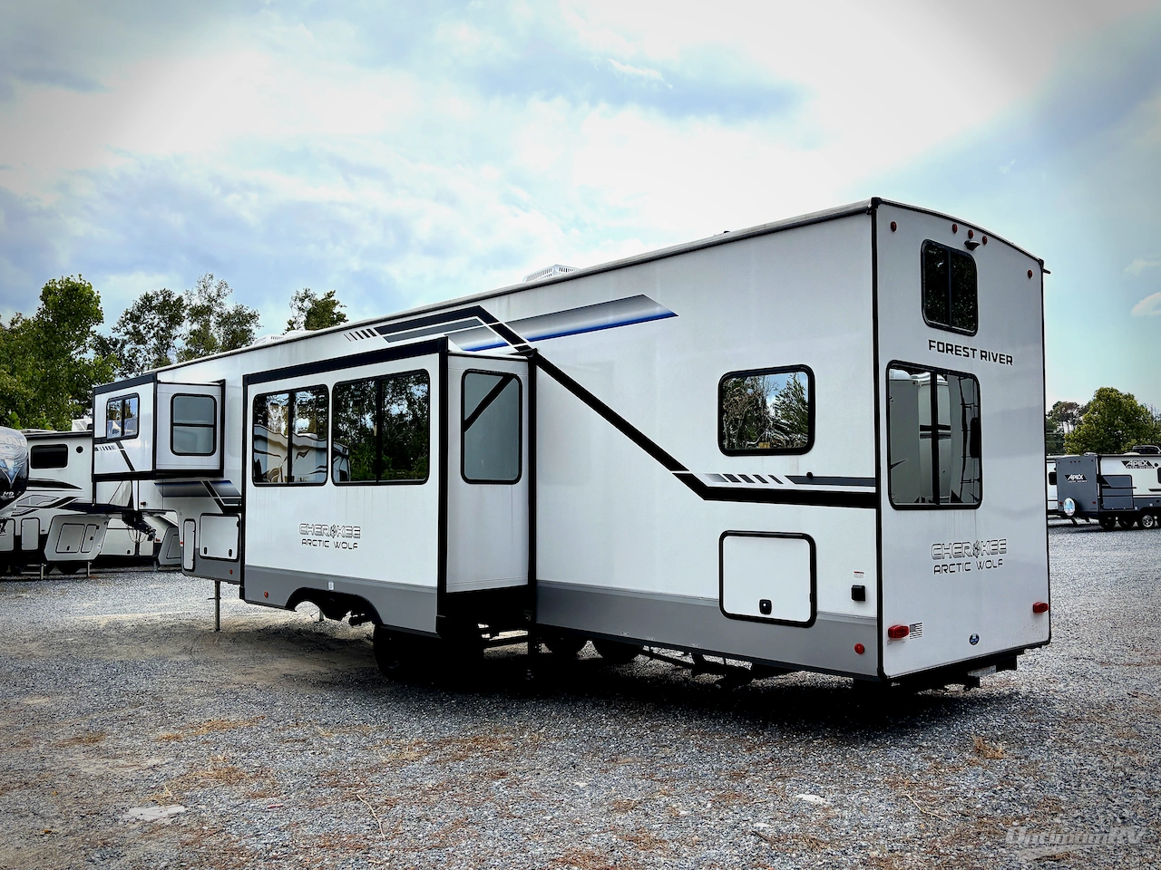 2025 Forest River Cherokee Arctic Wolf Suite 3750SUITE Photo 3
