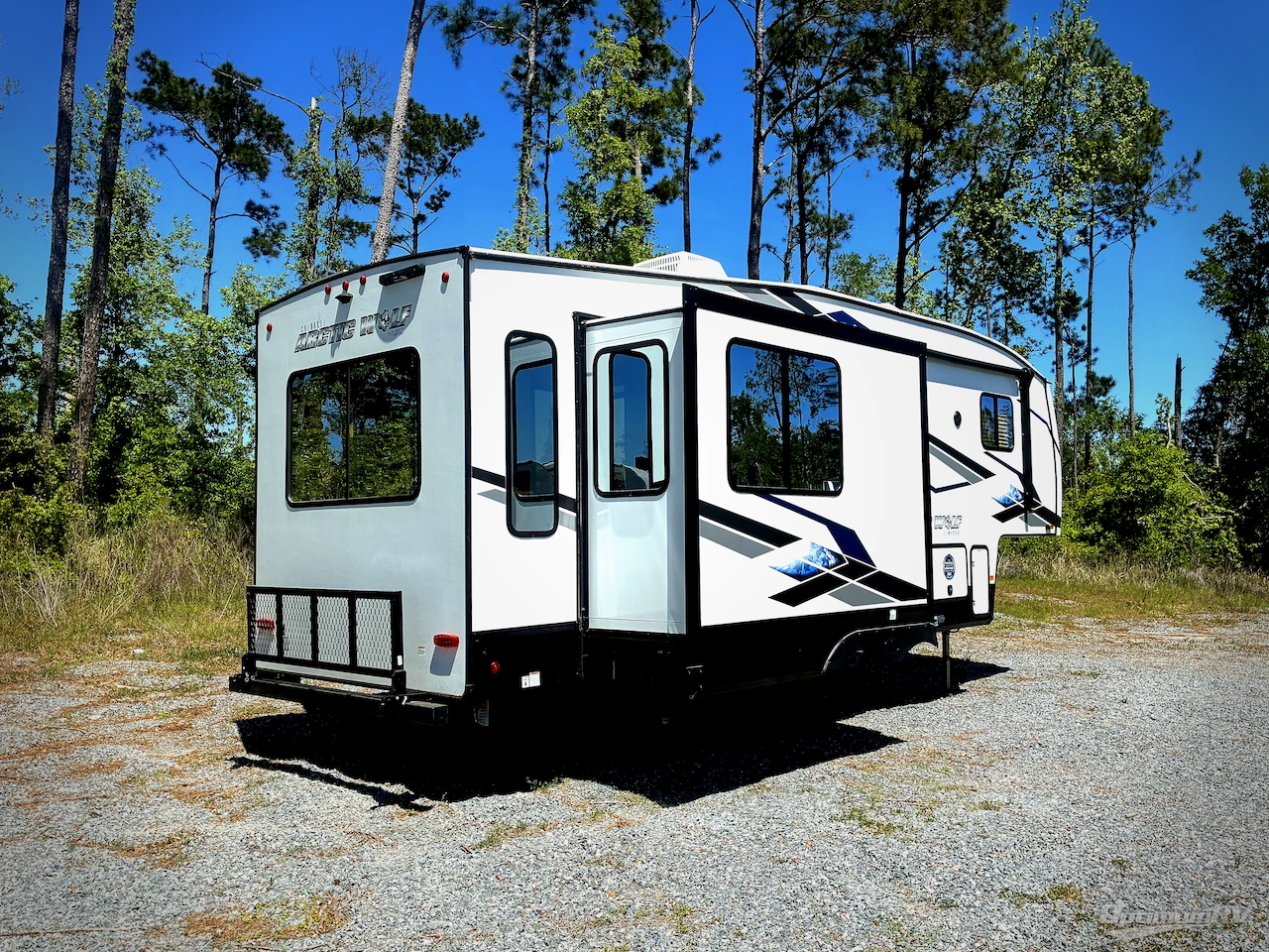 2024 Forest River Cherokee Arctic Wolf 261RK Photo 2