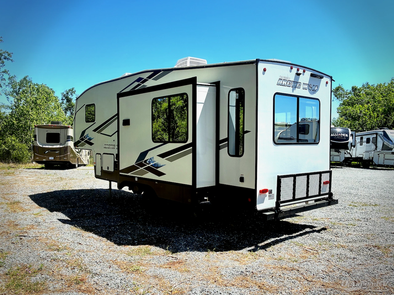 2024 Forest River Cherokee Arctic Wolf 261RK Photo 3