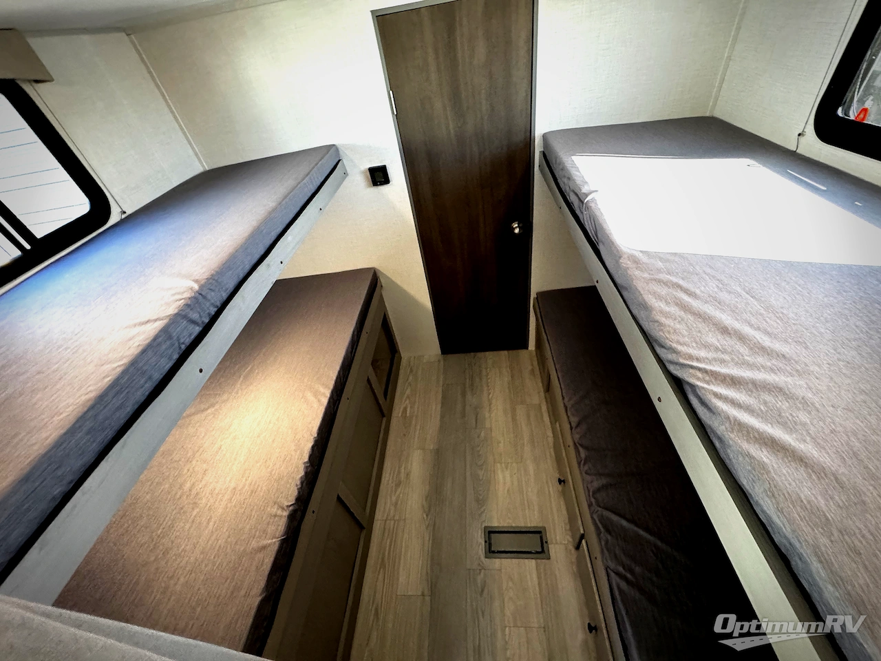 2026 Coachmen Clipper 5K Series 25QBH Photo 9