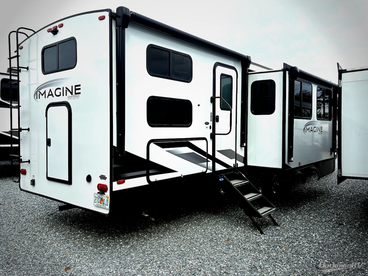 2024 Grand Design Imagine 3210BH Photo 3