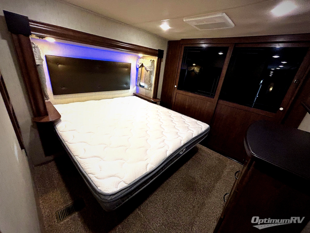 2019 Forest River Sandpiper 372LOK Photo 8