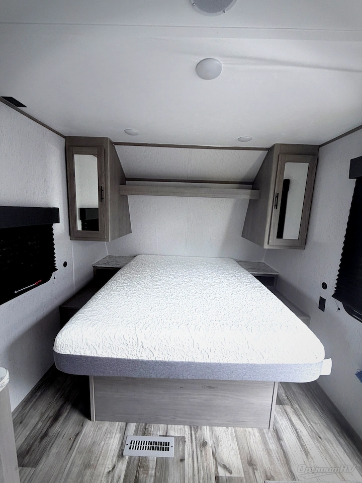 2022 Dutchmen Coleman Lantern LT Series 214BH Photo 13