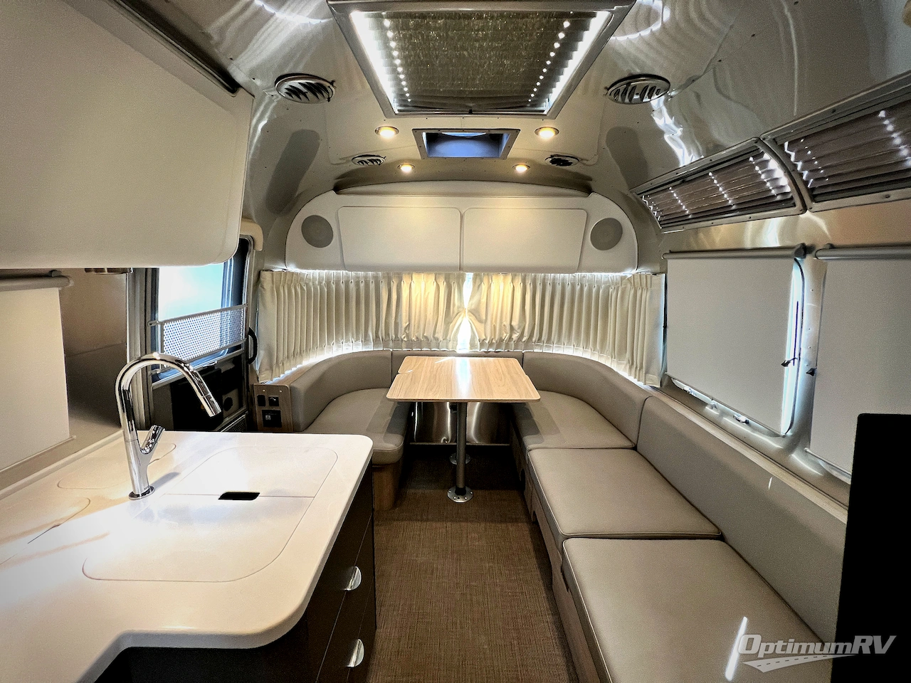 2021 Airstream Globetrotter 27FB Photo 4