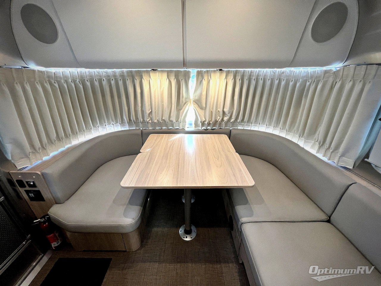2021 Airstream Globetrotter 27FB Photo 10