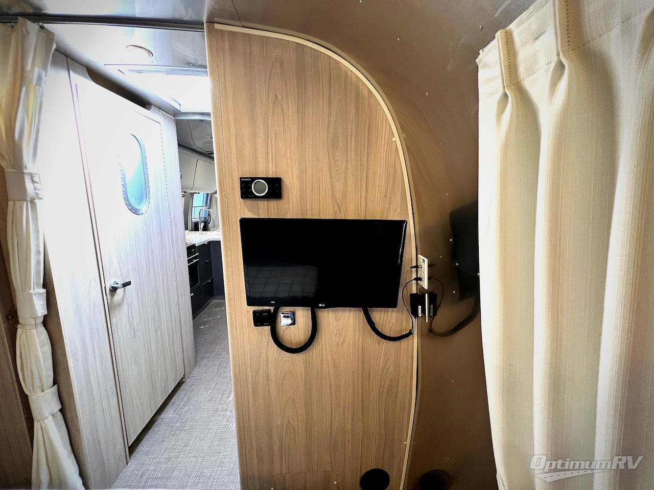 2021 Airstream Globetrotter 27FB Photo 17