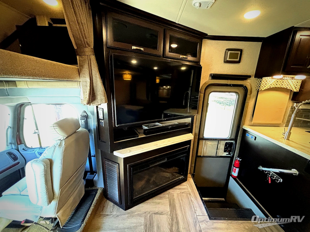 2018 Dynamax DX3 37BH Photo 13