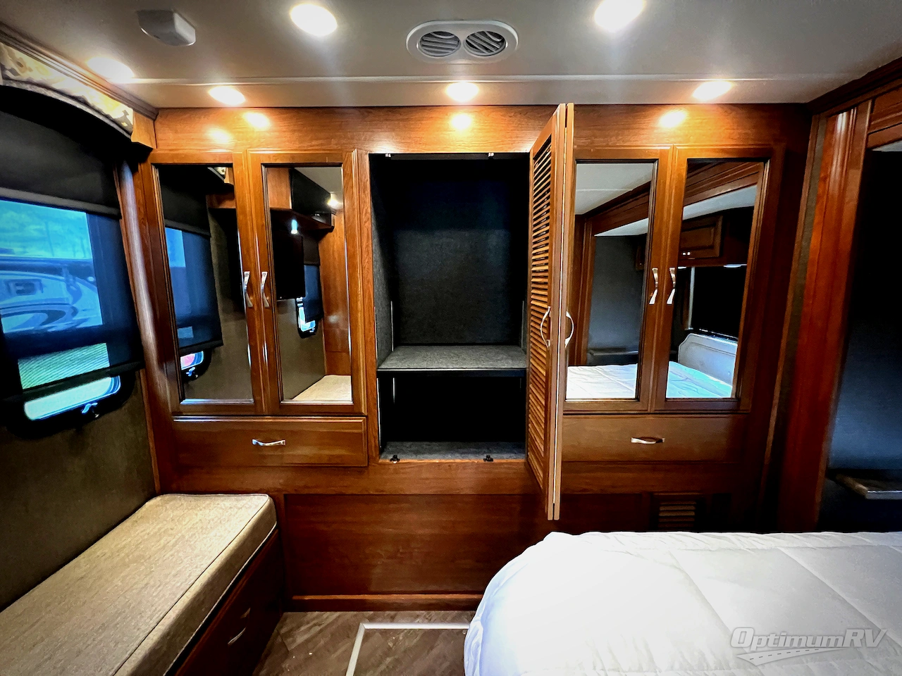 2017 Fleetwood Pace Arrow 35E Photo 17
