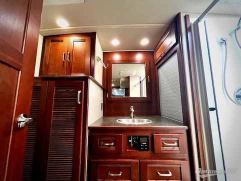 2015 Winnebago Forza 38R RV Photo 4
