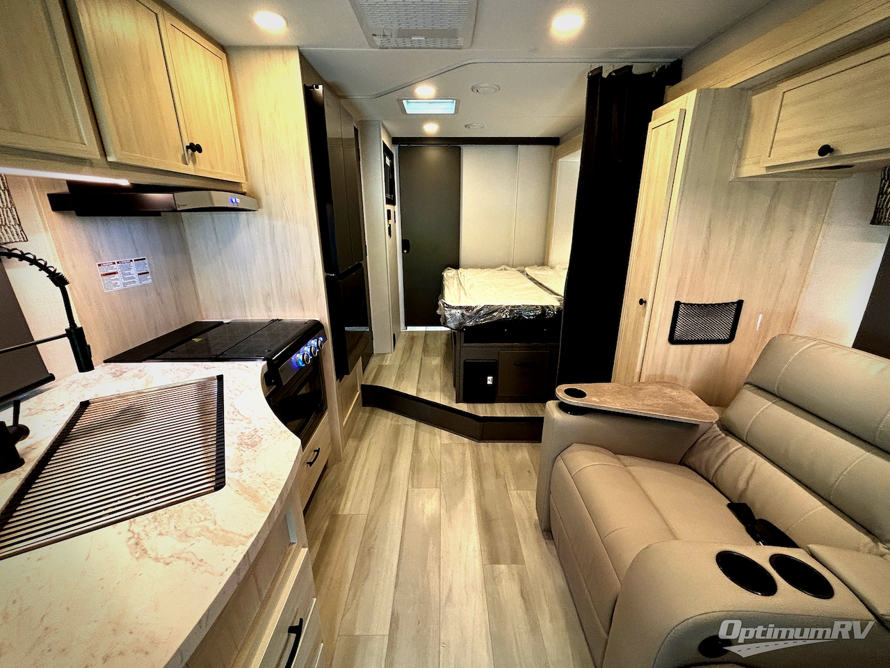 2027 Forest River Sunseeker 2440DS Photo 4