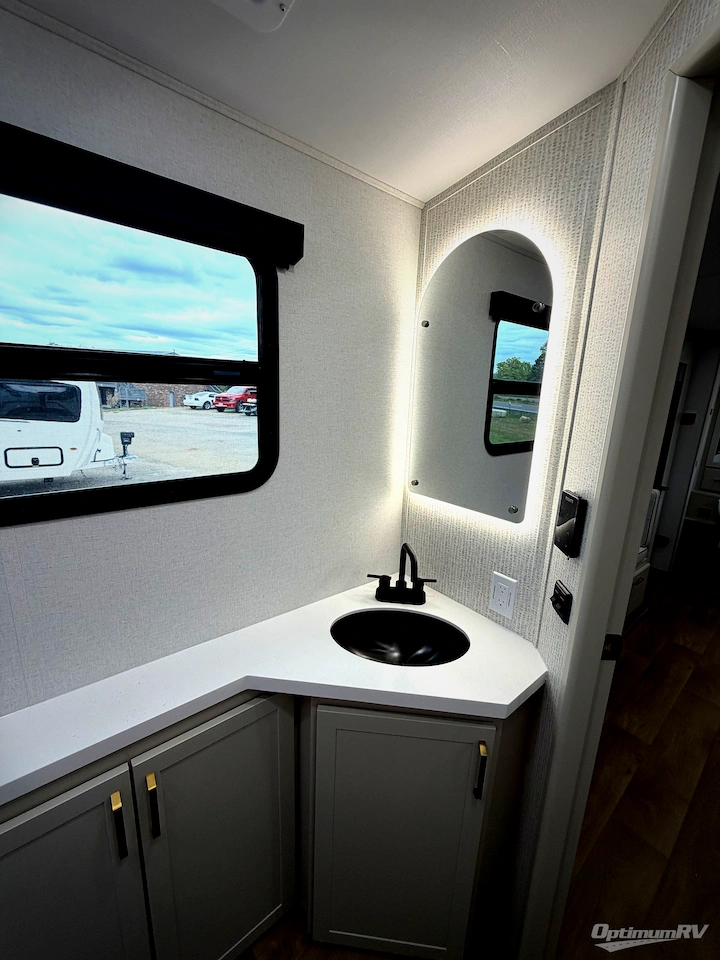 2027 Grand Design Imagine 2470BH Photo 10