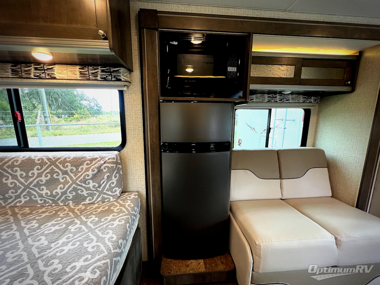 2017 Winnebago Fuse 23A Photo 14