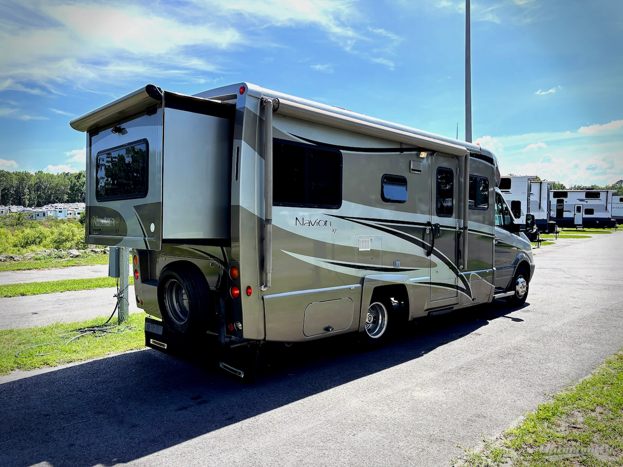 2009 Itasca Navion IQ 24DL Photo 2