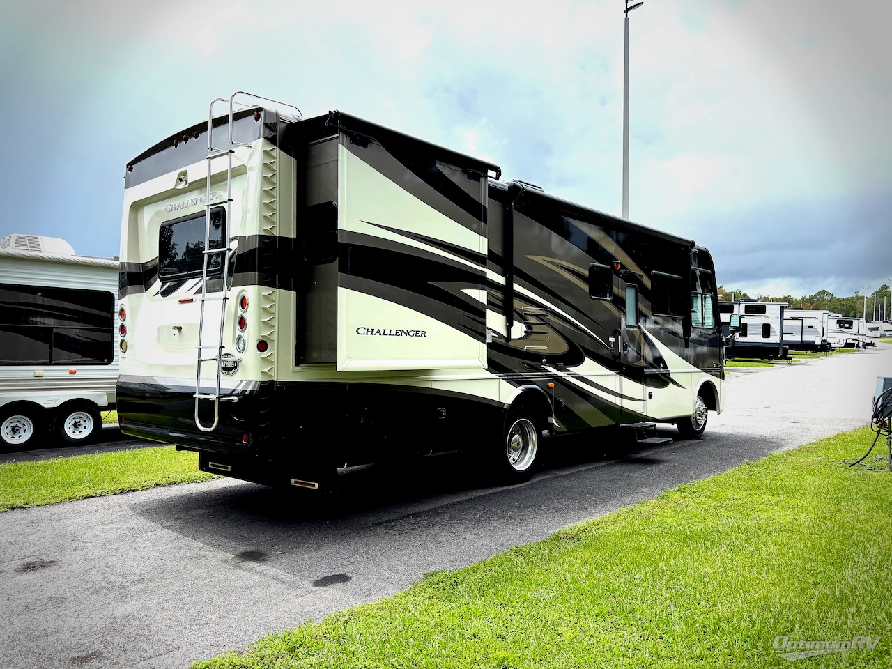 2012 Thor Challenger 32VS Photo 2